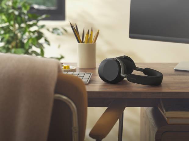 Jabra Evolve3 Business-Headset auf einem Schreibtisch im Büro oder Homeoffice neben Tastatur und Monitor